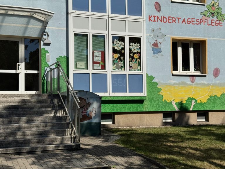 Bunte Fassade eines Kindergartens mit Treppe und Fenster im Erdgeschoss.
Kindertagespflege "Die Grashüpfer" Tagesmutti Jana Murlowski Leipzi